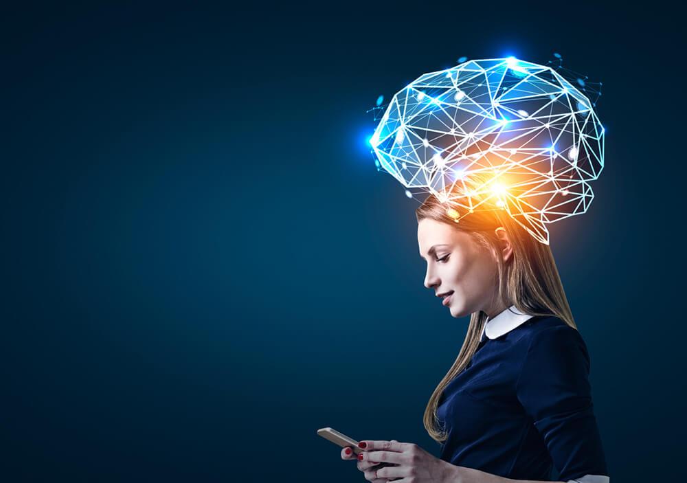 neuromarketing mulher olhando celular na mão com cérebro brilhando ativo