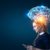 neuromarketing mulher olhando celular na mão com cérebro brilhando ativo